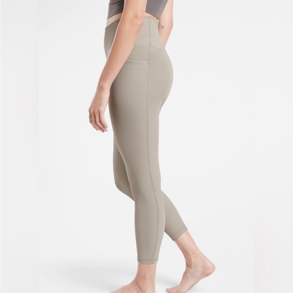 Athleta Pants - Athleta salutation stash rib leggings 7/8 size small